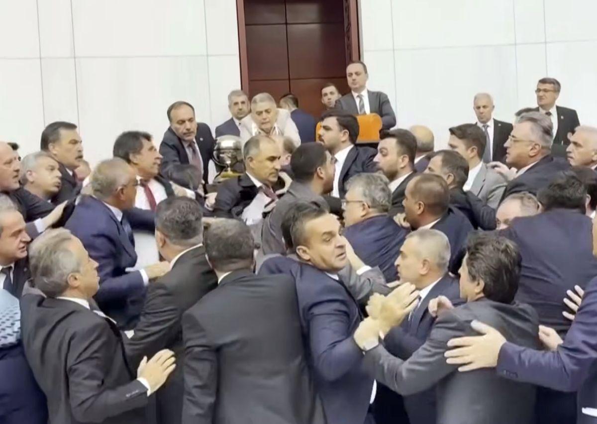 Un fost fotbalist a provocat o bătaie generală în parlamentul Turciei: pumni, sânge pe podea și acuzații de terorism!