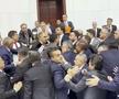 Un fost fotbalist a provocat o bătaie generală în parlamentul Turciei: pumni, sânge pe podea și acuzații de terorism!