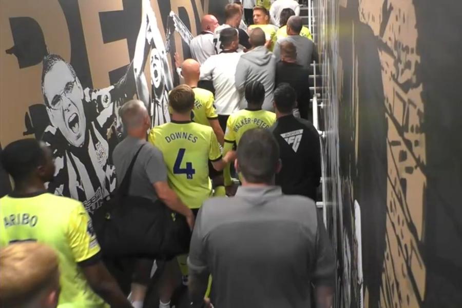 Dan Burn, fundașul lui Newcastle, i-a pus mâna în gât unui adversar de la Southampton. Prima etapă, primul mare scandal de arbitraj în Premier League » Un „roșu” neînțeles de presa britanică și aproape de bătaie pe tunel: transmisiunea TV s-a oprit brusc