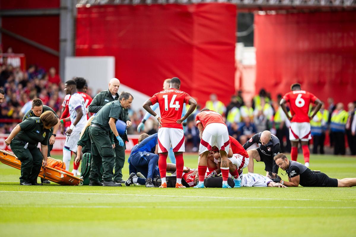 Imagini dure » Accidentare gravă în Premier League. Au făcut scut în jurul fotbalistului