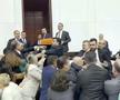 Un fost fotbalist a provocat o bătaie generală în parlamentul Turciei: pumni, sânge pe podea și acuzații de terorism!