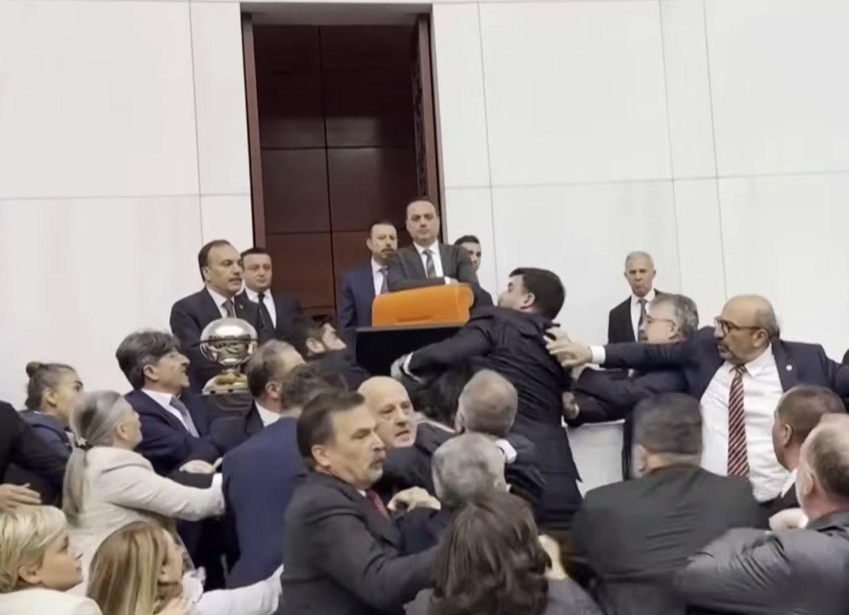 Un fost fotbalist a provocat o bătaie generală în parlamentul Turciei