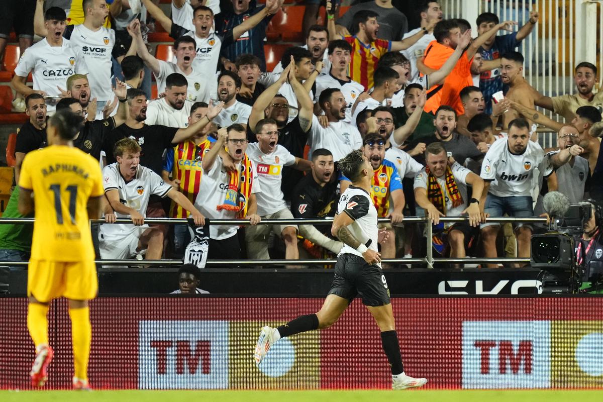 Reacția lui Hansi Flick, după ce Lamine Yamal a fost aplaudat de fanii Valenciei pe Mestalla: „Nu m-a mirat”
