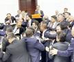 Un fost fotbalist a provocat o bătaie generală în parlamentul Turciei: pumni, sânge pe podea și acuzații de terorism!