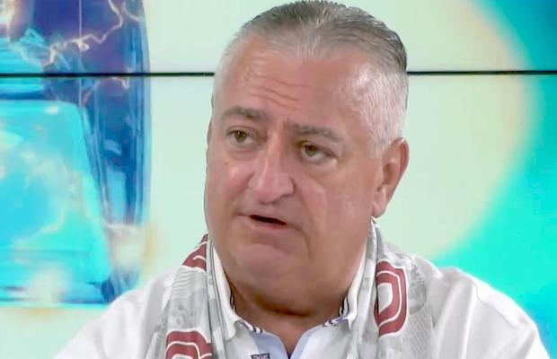 Cu fularul la gât, Marian Iancu a distrus doi rapidiști: „Bufon! / Mai mult dansează în teren”