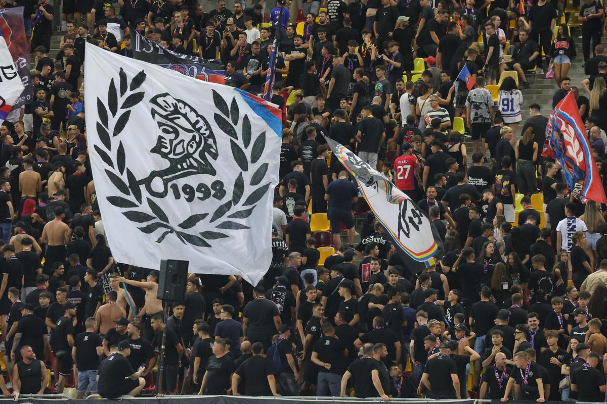 „Imnul Golanilor”, torțe, rasism și înjurături » Cum a arătat debutul meciului Rapid - FCSB