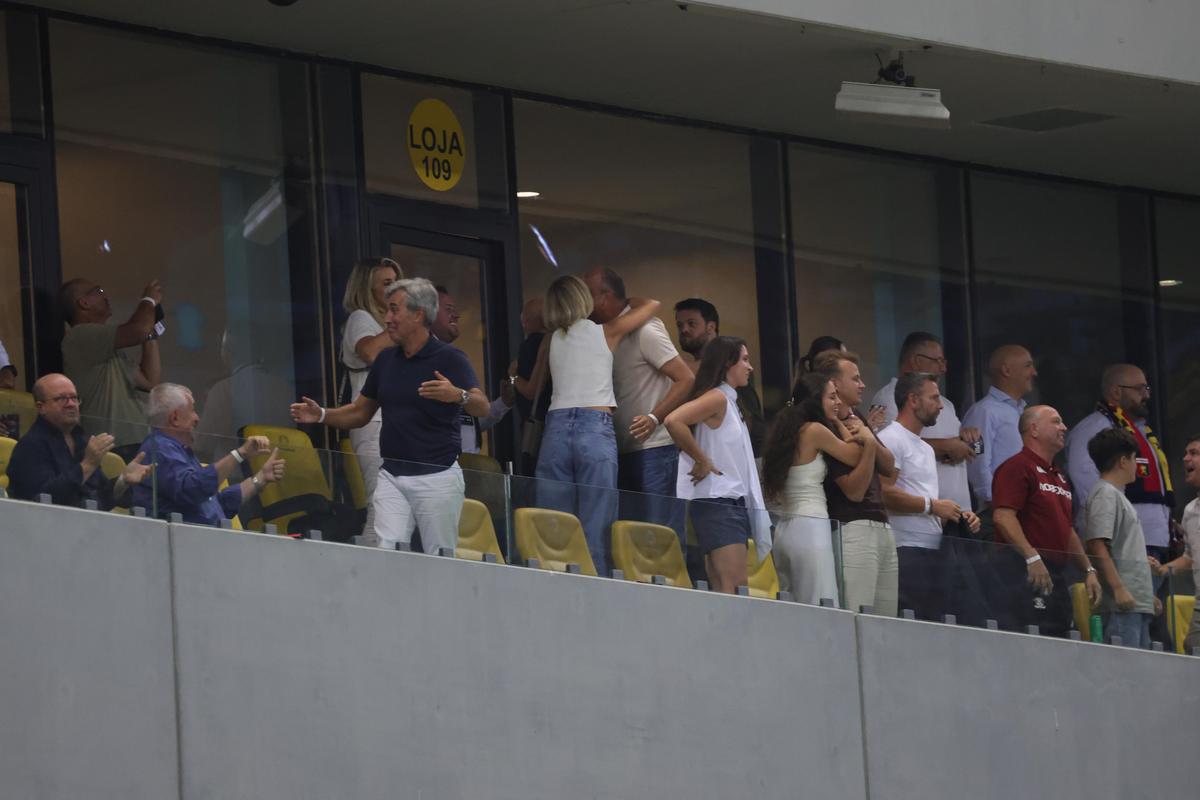 Cum au fost surprinși Dan și Diana Șucu, imediat după fluierul final din Rapid - FCSB 2-2: „Și Dumnezeu ne iubește”