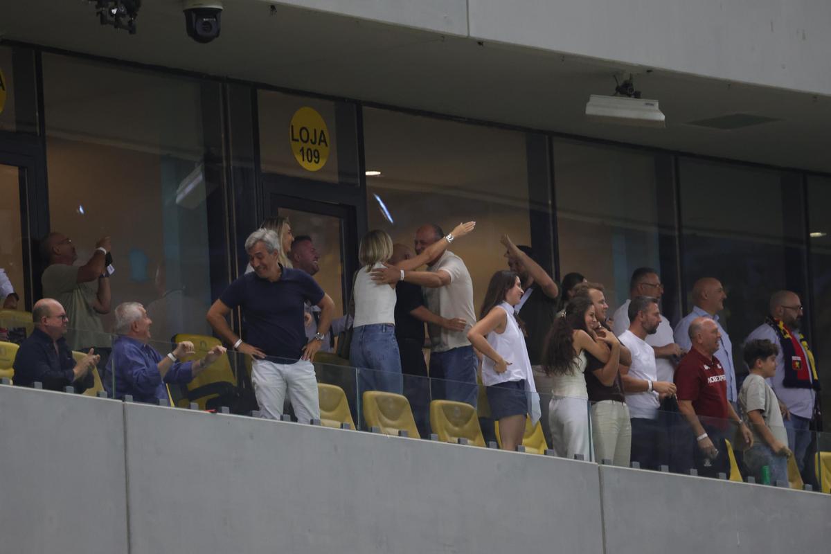 Cum au fost surprinși Dan și Diana Șucu, imediat după fluierul final din Rapid - FCSB 2-2: „Și Dumnezeu ne iubește”