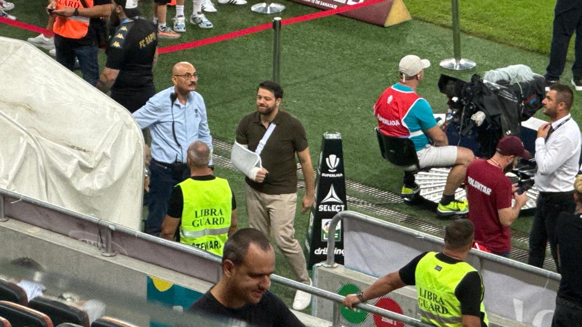 Victor Angelescu a apărut cu mâna în ghips la Rapid - FCSB » Ce a pățit acționarul giuleștenilor