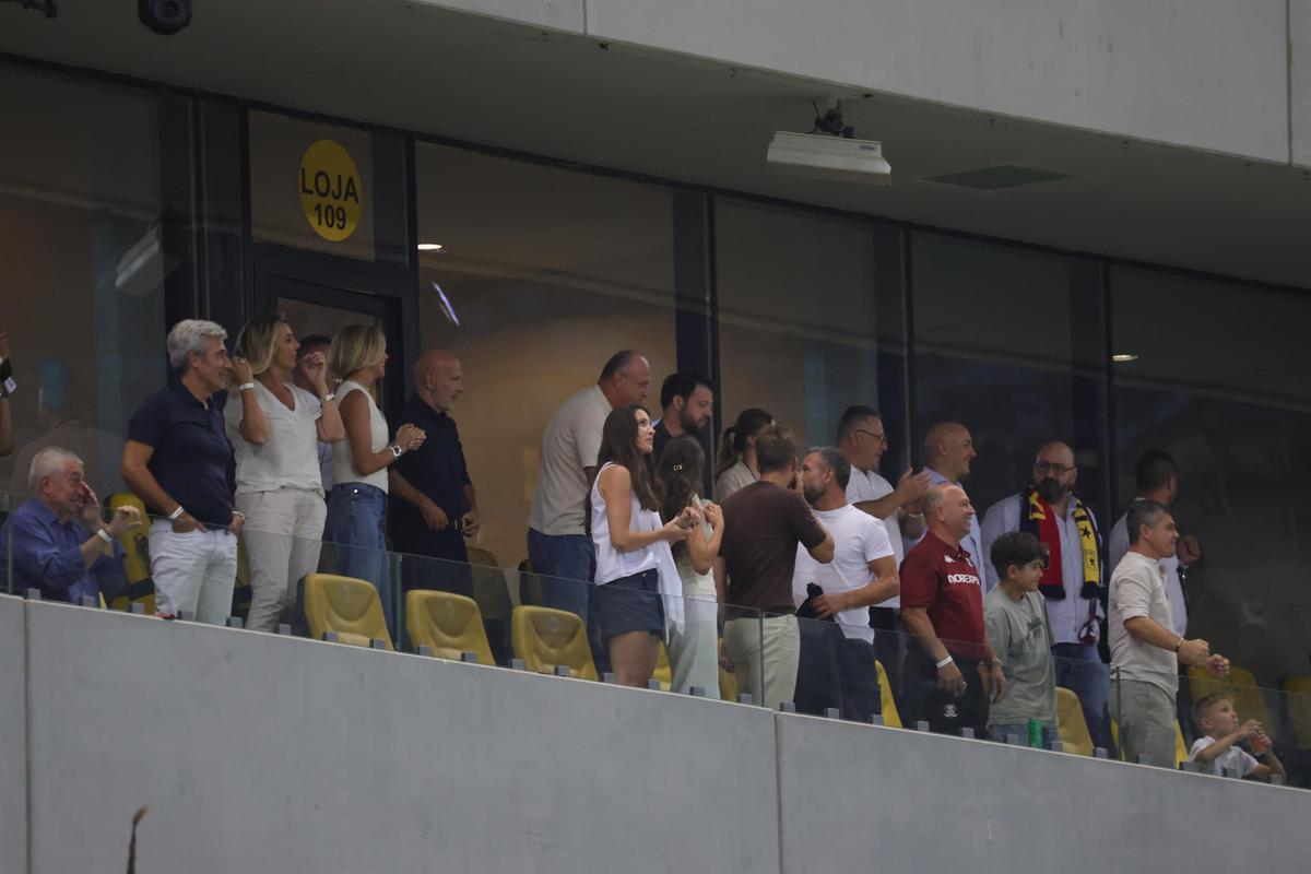 Cum au fost surprinși Dan și Diana Șucu, imediat după fluierul final din Rapid - FCSB 2-2: „Și Dumnezeu ne iubește”