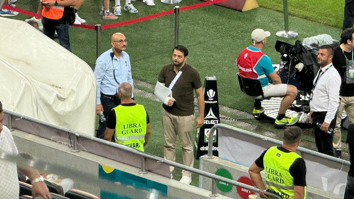 Victor Angelescu a apărut cu mâna în ghips la Rapid - FCSB » Ce a pățit acționarul giuleștenilor