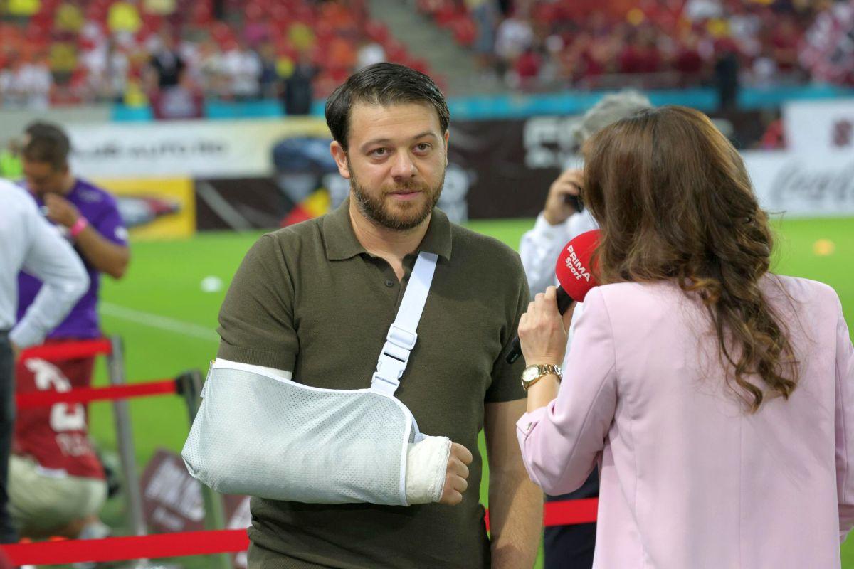 Victor Angelescu a apărut cu mâna în ghips la Rapid - FCSB » Ce a pățit acționarul giuleștenilor