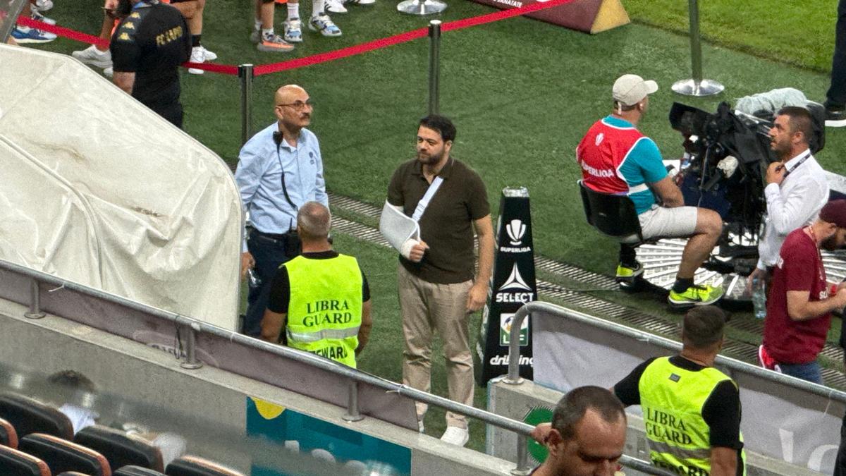 Victor Angelescu a apărut cu mâna în ghips la Rapid - FCSB » Ce a pățit acționarul giuleștenilor