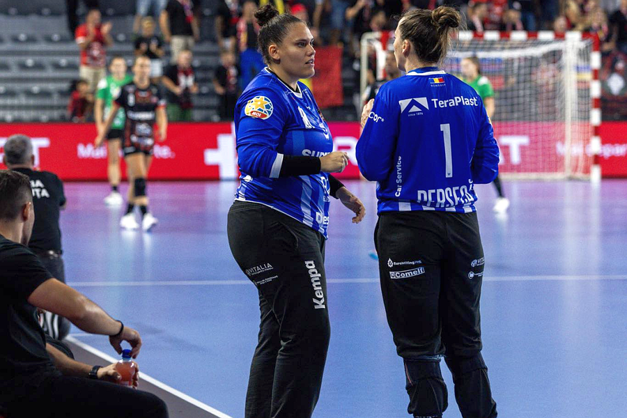 Renata Arruda (stânga), portarul Gloriei Bistrița// Foto: Facebook Revoluție la echipa din „Liga Florilor” » TREI transferuri dintr-un foc, lovitură pentru două rivale și revenire după scandalul de dopaj