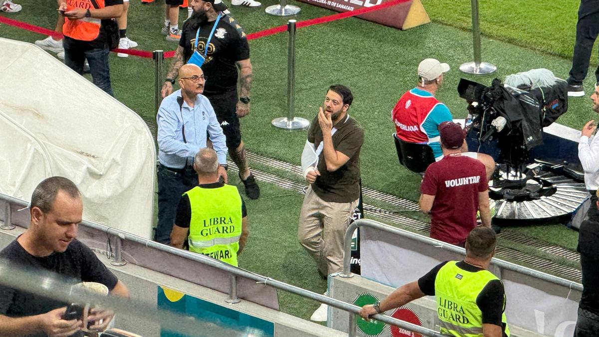 Victor Angelescu a apărut cu mâna în ghips la Rapid - FCSB » Ce a pățit acționarul giuleștenilor