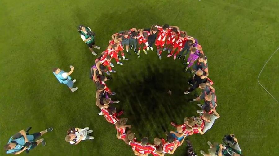 Așezați în cerc, jucătorii lui Bayern ascultă discursul antrenorului Vincent Kompany Discursul lui Vincent Kompany, devoalat! » De ce au adus jucătorii de la Bayern un kakadu la stadion