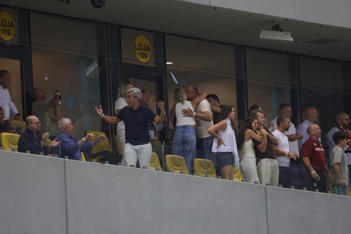 Cum au fost surprinși Dan și Diana Șucu, imediat după fluierul final din Rapid - FCSB 2-2: „Și Dumnezeu ne iubește”