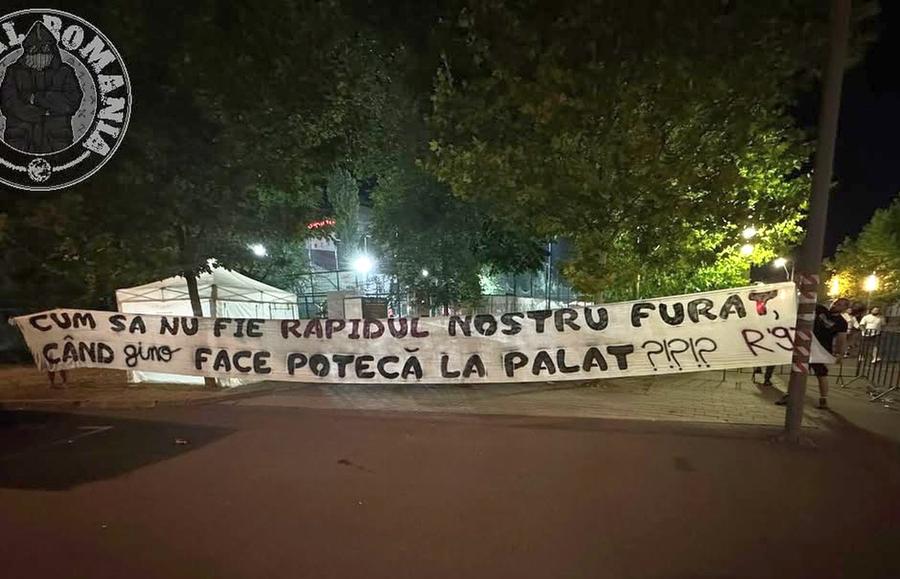 sursă foto: Instagram @ casualromania Bannerul interzis în Rapid - FCSB: „Face potecă la palat!”