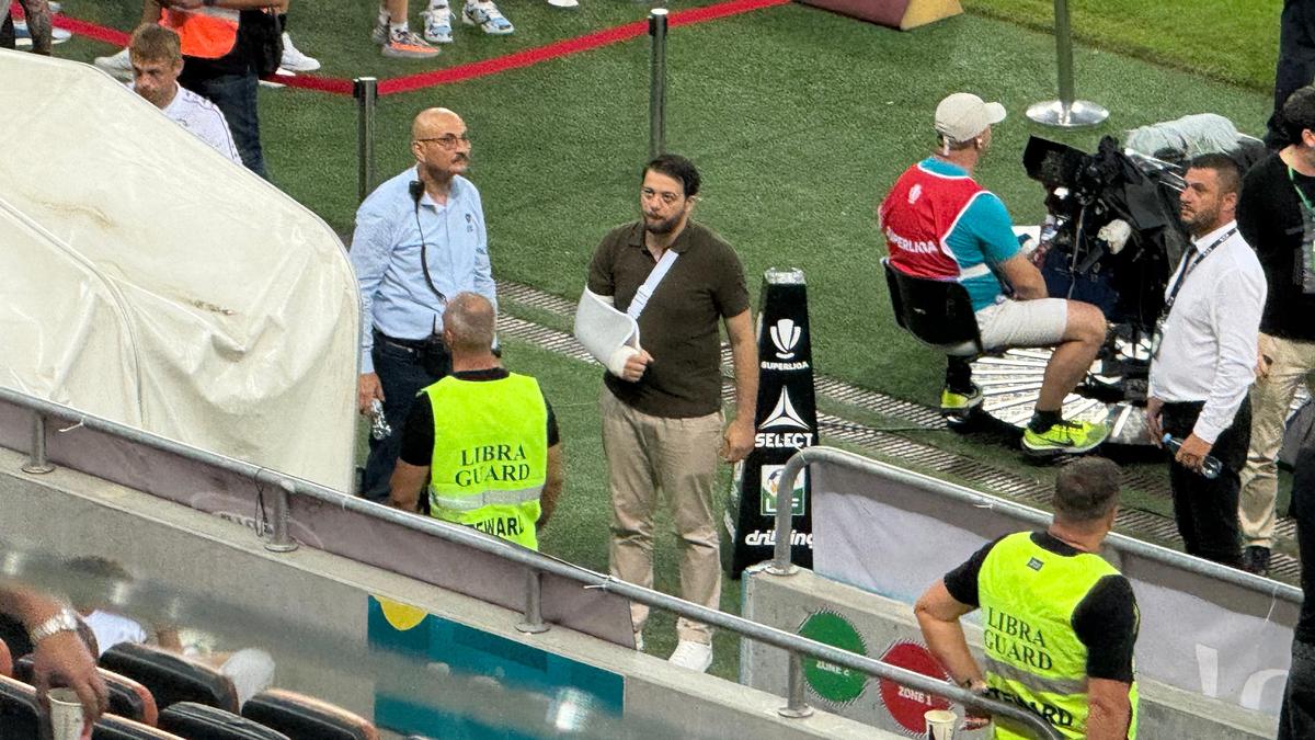 Victor Angelescu a apărut cu mâna în ghips la Rapid - FCSB » Ce a pățit acționarul giuleștenilor
