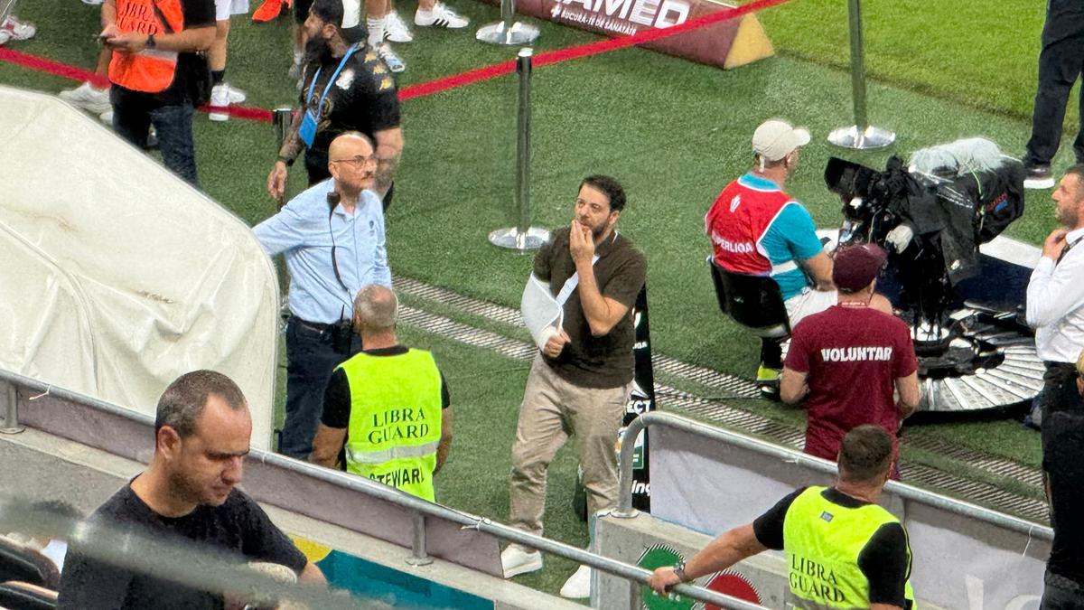 Victor Angelescu a apărut cu mâna în ghips la Rapid - FCSB » Ce a pățit acționarul giuleștenilor