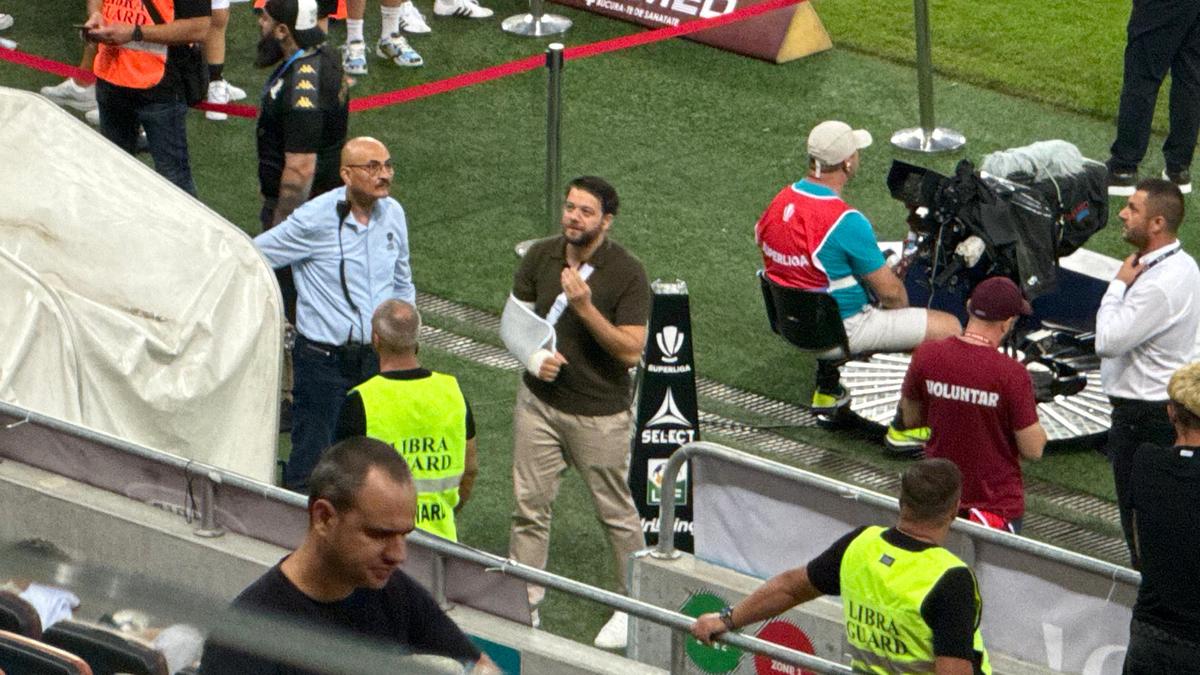 Victor Angelescu a apărut cu mâna în ghips la Rapid - FCSB » Ce a pățit acționarul giuleștenilor