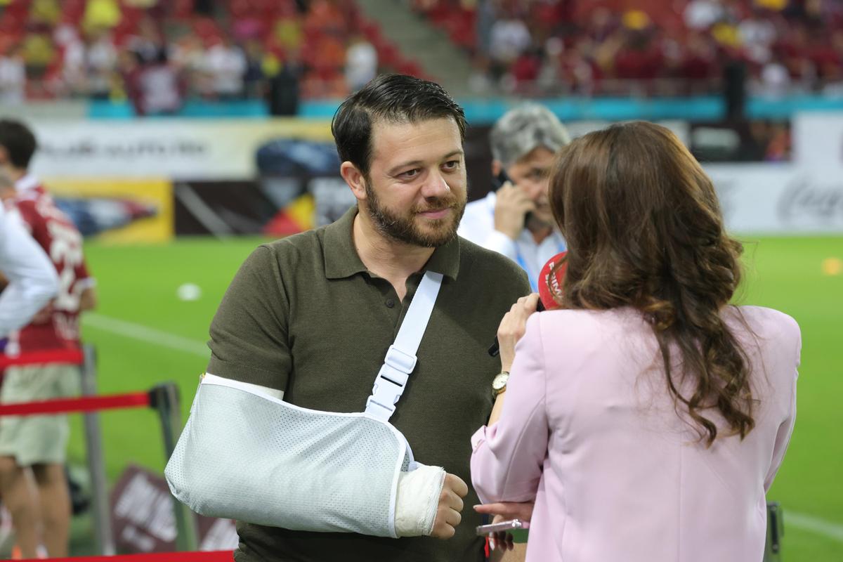 Victor Angelescu a apărut cu mâna în ghips la Rapid - FCSB » Ce a pățit acționarul giuleștenilor