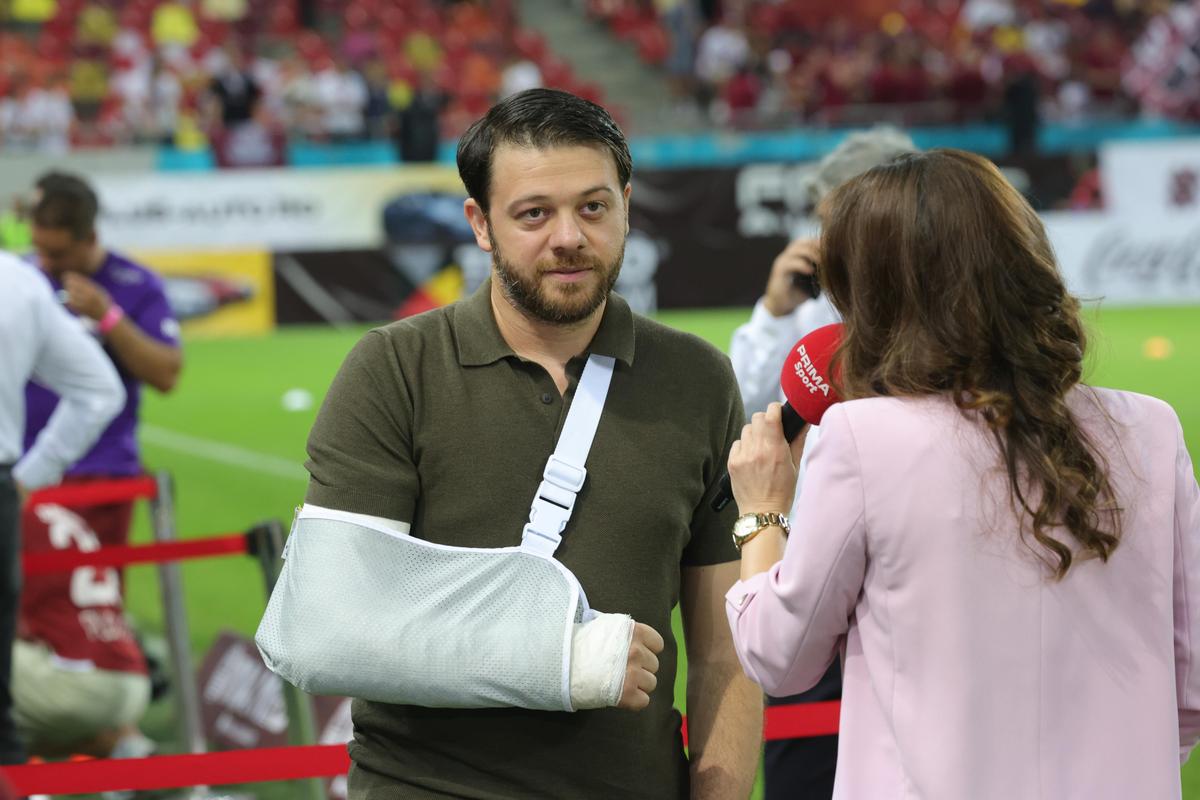 Victor Angelescu a apărut cu mâna în ghips la Rapid - FCSB » Ce a pățit acționarul giuleștenilor