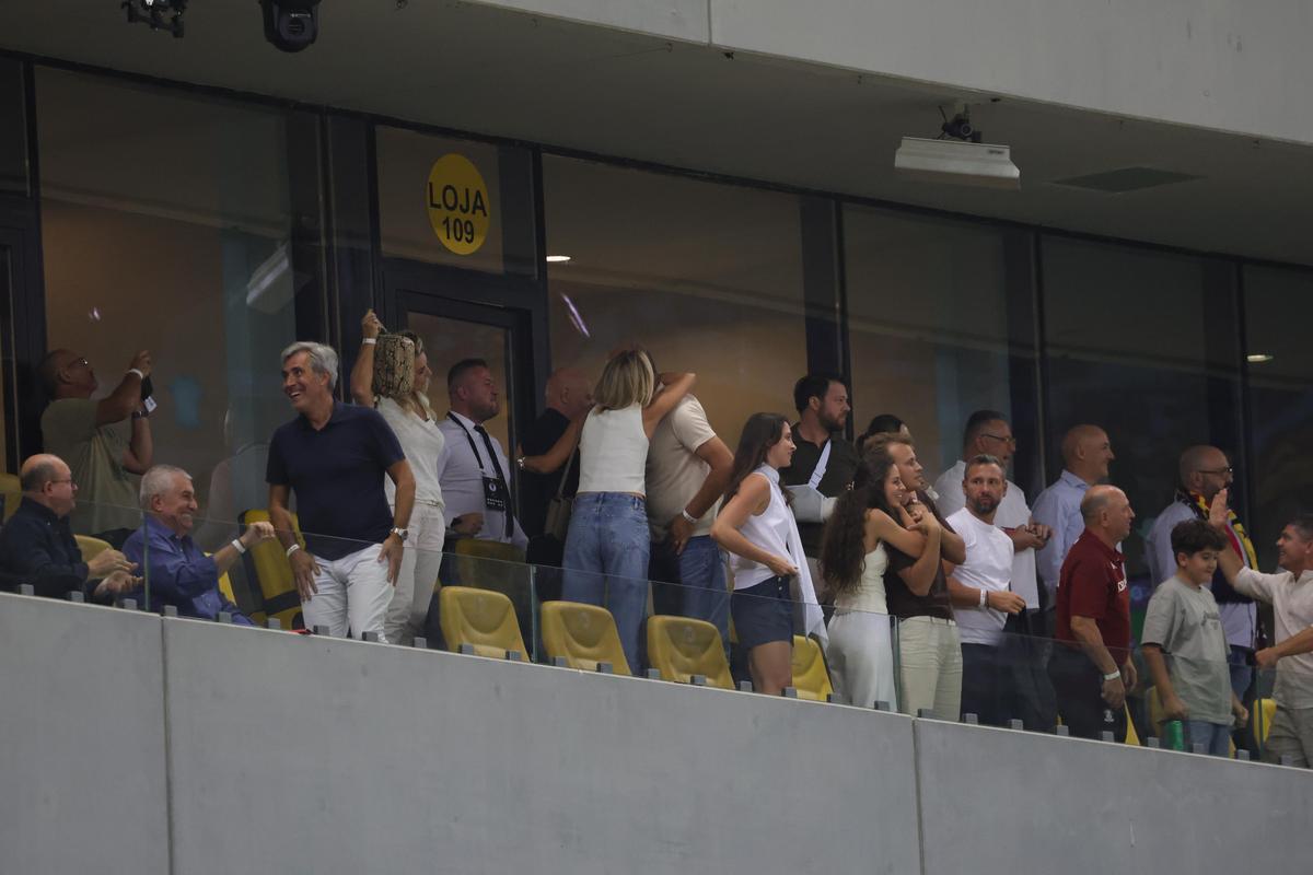 Cum au fost surprinși Dan și Diana Șucu, imediat după fluierul final din Rapid - FCSB 2-2: „Și Dumnezeu ne iubește”