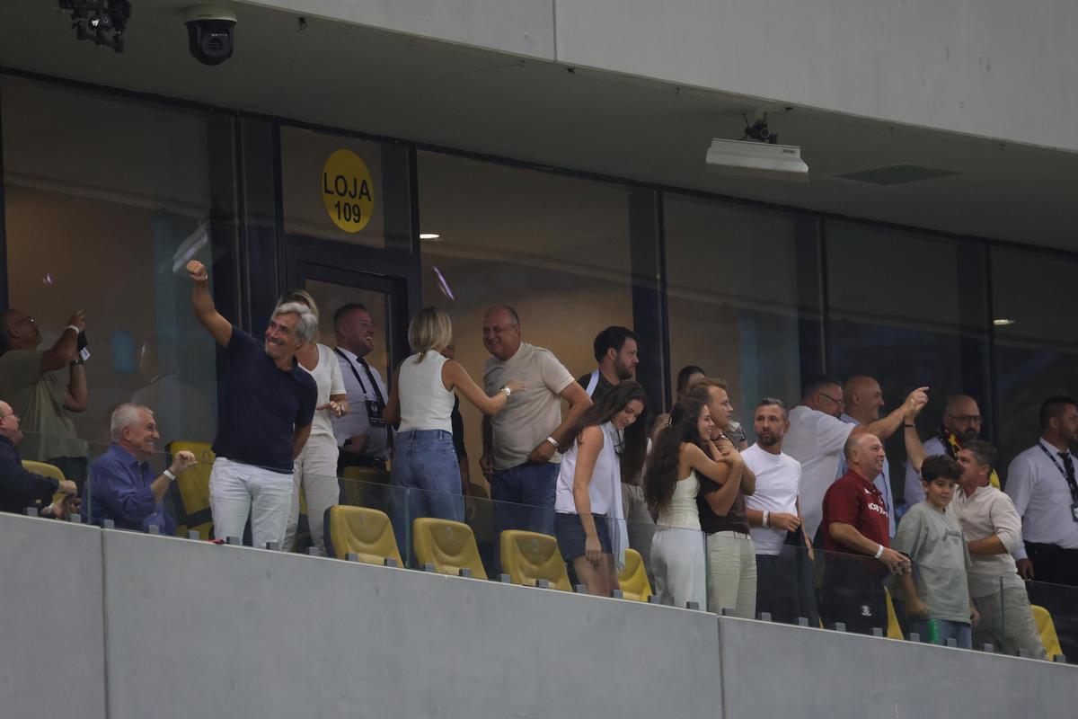 Cum au fost surprinși Dan și Diana Șucu, imediat după fluierul final din Rapid - FCSB 2-2: „Și Dumnezeu ne iubește”