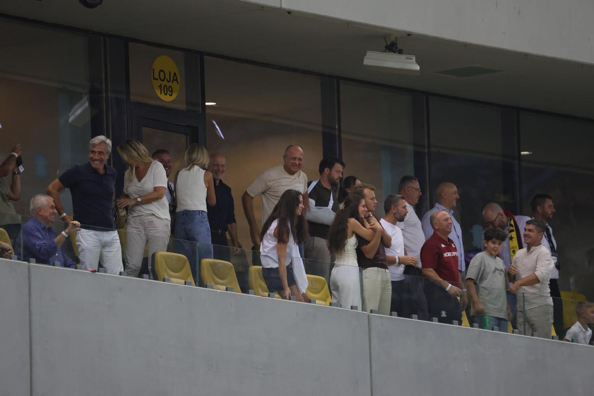 Cum au fost surprinși Dan și Diana Șucu, imediat după fluierul final din Rapid - FCSB 2-2: „Și Dumnezeu ne iubește”