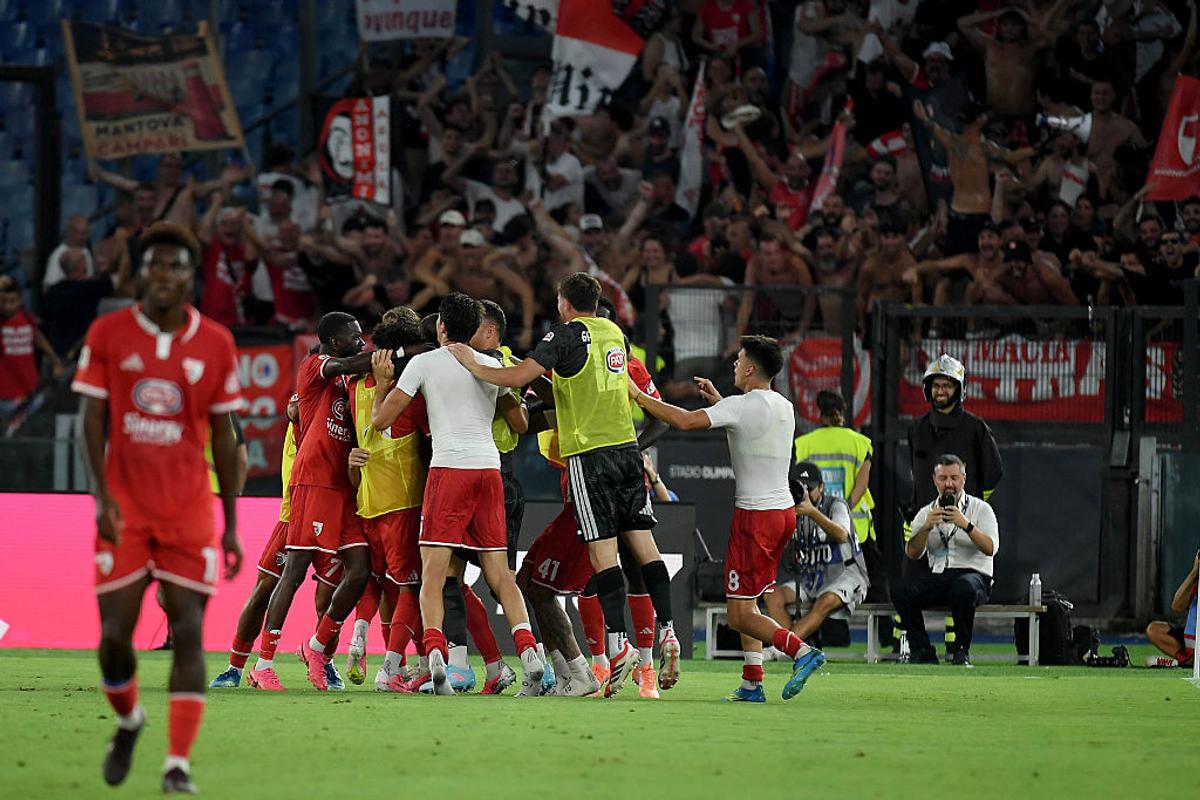 Echipa lui Rareș Ilie a produs ȘOCUL începutului de sezon în fotbalul european! Imagini dezolante pe stadionul legendar