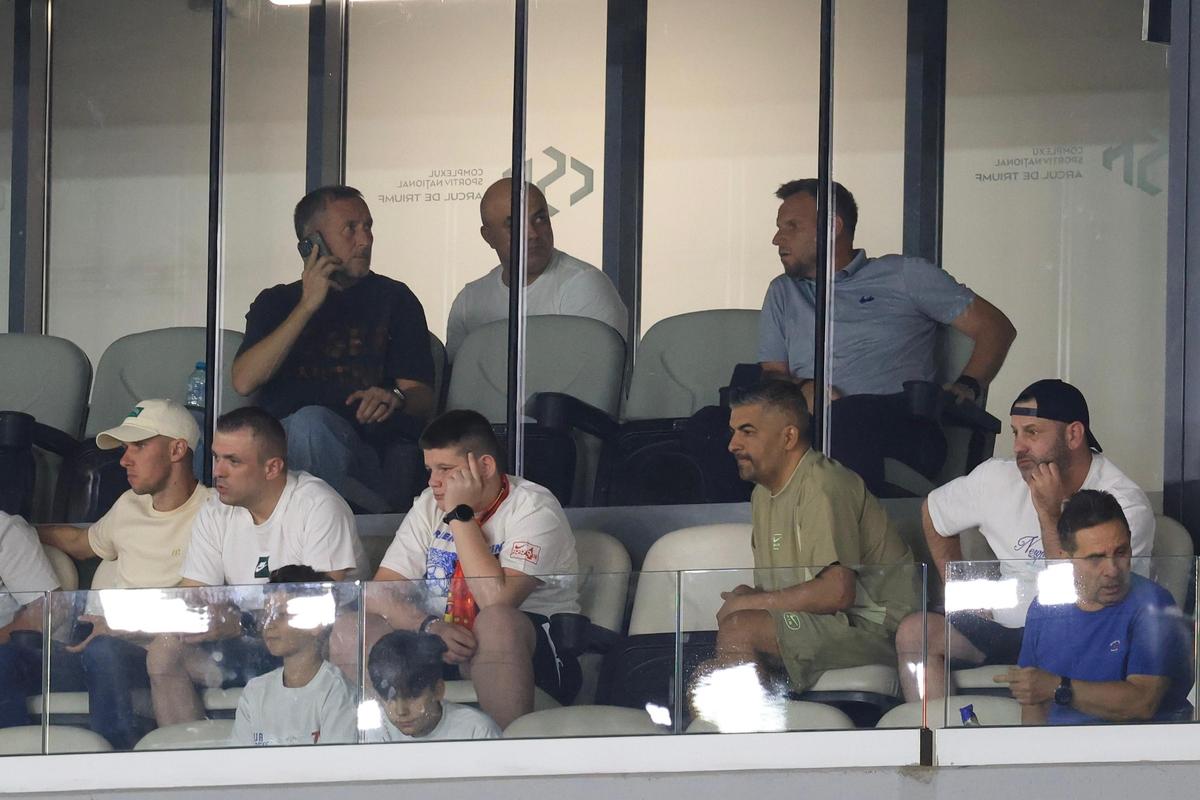 Imagini uluitoare surprinse de fotoreporterul GSP » Cum a făcut Gigi Becali schimbările la pauză: Mihai Stoica a stat 10 minute la telefon!