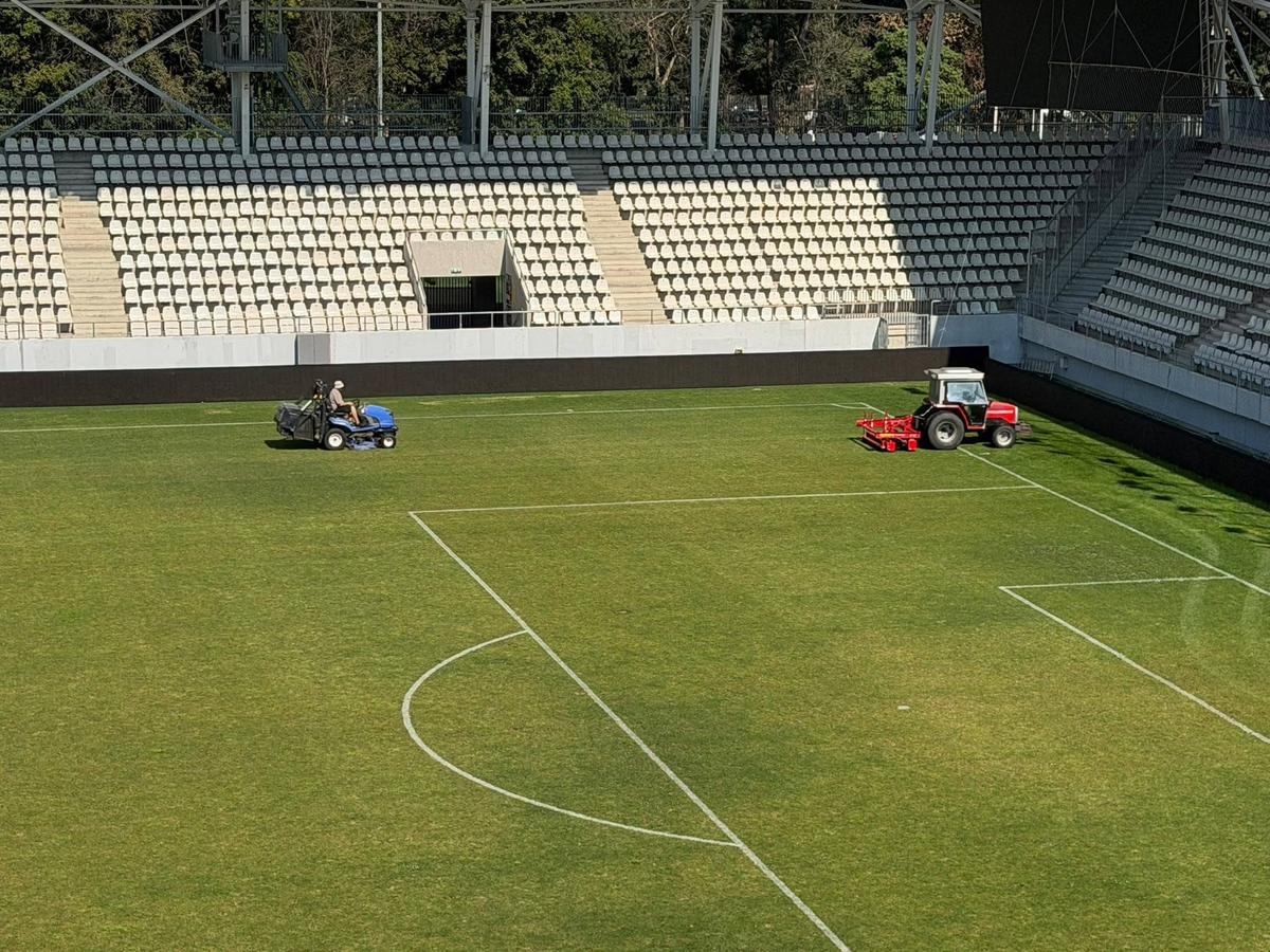 Gazonul de pe Arcul de Triumf, înainte de FCSB - Botoșani