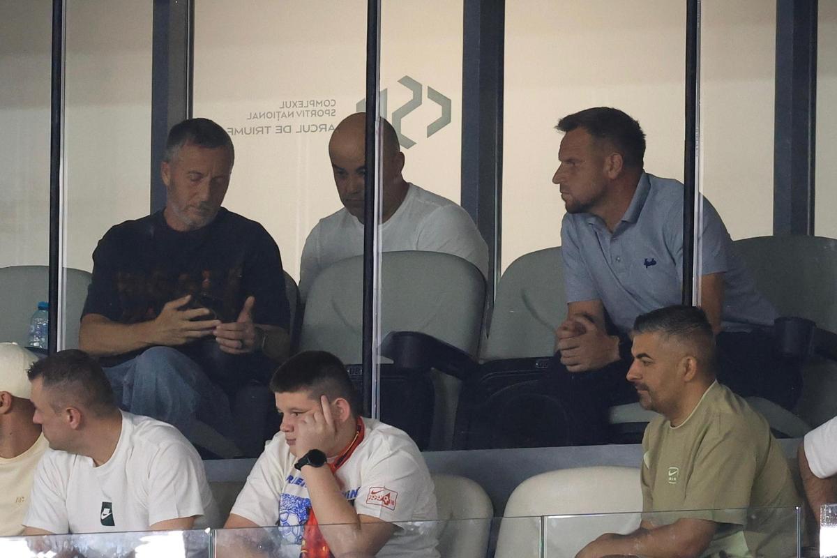 Imagini uluitoare surprinse de fotoreporterul GSP » Cum a făcut Gigi Becali schimbările la pauză: Mihai Stoica a stat 10 minute la telefon!