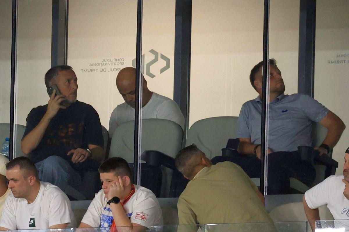 Imagini uluitoare surprinse de fotoreporterul GSP » Cum a făcut Gigi Becali schimbările la pauză: Mihai Stoica a stat 10 minute la telefon!