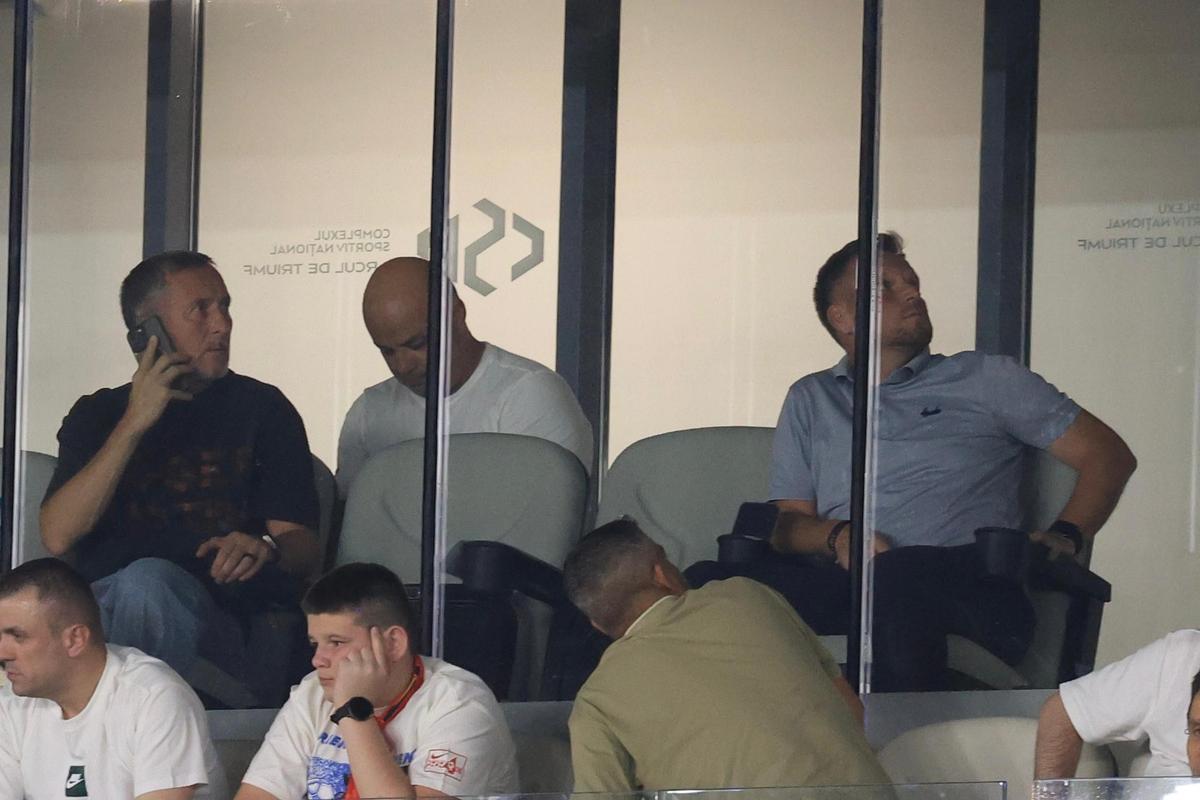 Imagini uluitoare surprinse de fotoreporterul GSP » Cum a făcut Gigi Becali schimbările la pauză: Mihai Stoica a stat 10 minute la telefon!