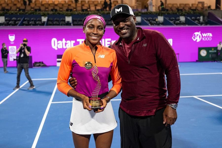Coco Gauff și tatăl ei, Corey, cu trofeul de la Doha 2022 Foto: Imago Images Coco Gauff, mesaj superb pentru tatăl ei, după ce a întors meciul din turul 2 la Cincinnati chiar de ziua lui