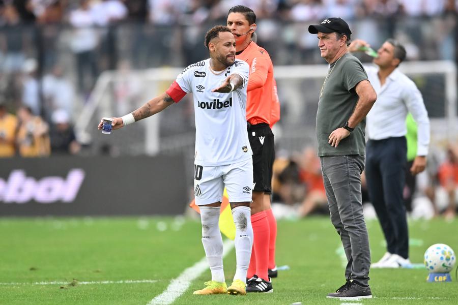 Neymar, prima „victimă” a unei noi reguli împotriva tragerii de timp: un minut în afara terenului