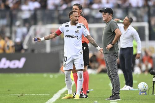Neymar, un minut în afara terenului din cauza noii reguli anti-trageri de timp // foto: imago images