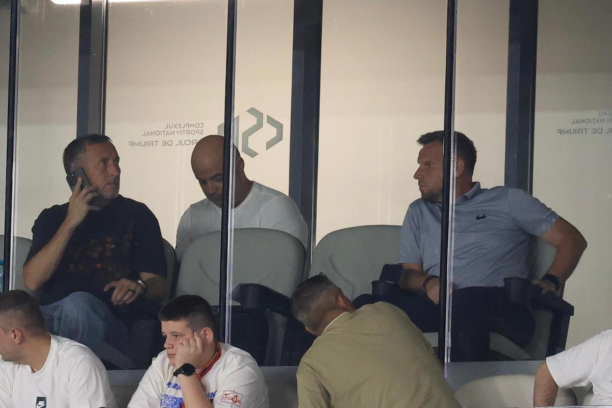 Mihai Stoica, vorbind la telefon, la pauza partidei dintre FCSB și FC Botoșani