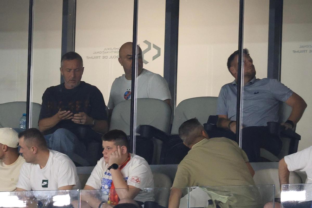Imagini uluitoare surprinse de fotoreporterul GSP » Cum a făcut Gigi Becali schimbările la pauză: Mihai Stoica a stat 10 minute la telefon!