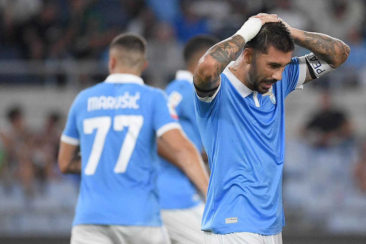 Echipa lui Rareș Ilie a produs ȘOCUL începutului de sezon în fotbalul european! Imagini dezolante pe stadionul legendar
