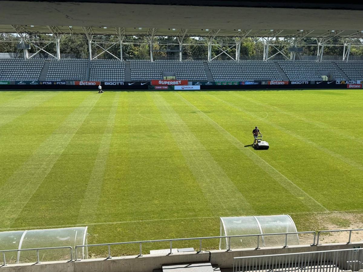 Gazonul de pe Arcul de Triumf, înainte de FCSB - Botoșani