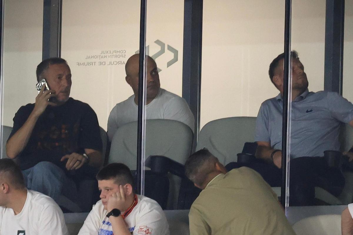 Imagini uluitoare surprinse de fotoreporterul GSP » Cum a făcut Gigi Becali schimbările la pauză: Mihai Stoica a stat 10 minute la telefon!