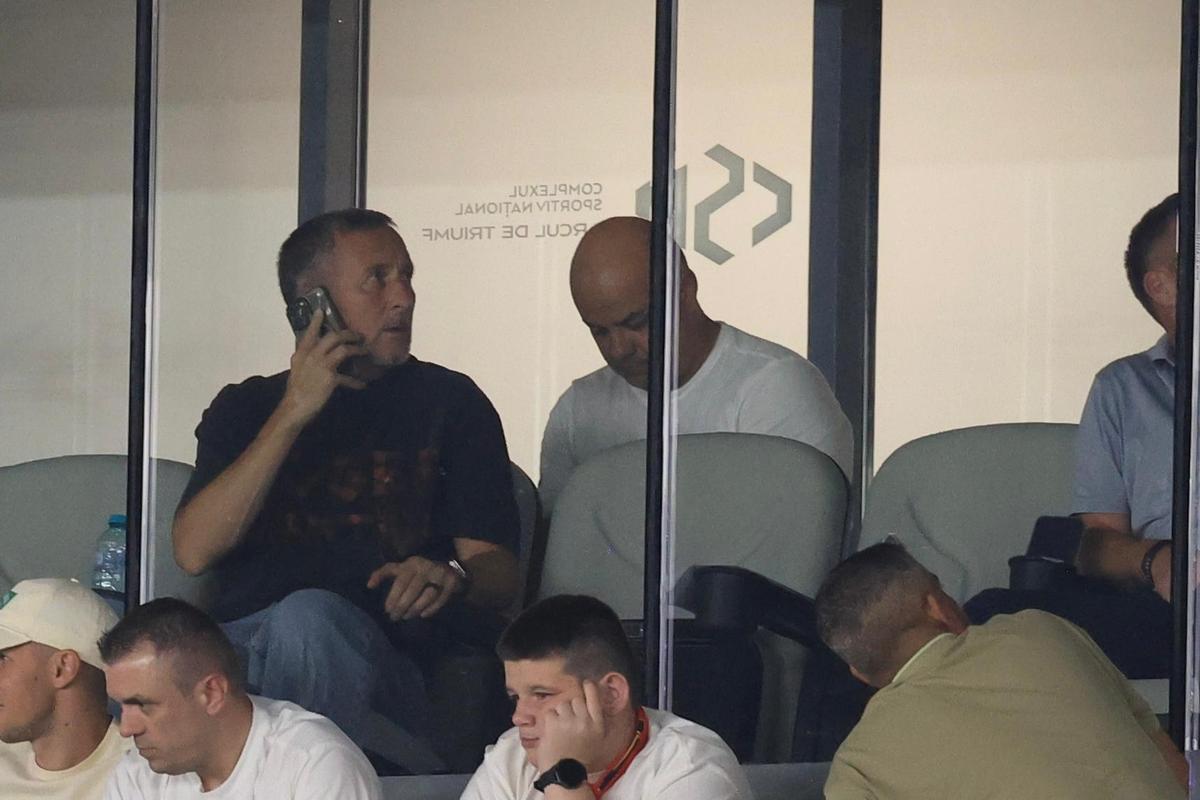 Imagini uluitoare surprinse de fotoreporterul GSP » Cum a făcut Gigi Becali schimbările la pauză: Mihai Stoica a stat 10 minute la telefon!