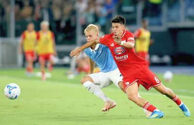 Echipa lui Rareș Ilie a produs ȘOCUL începutului de sezon în fotbalul european! Imagini dezolante pe stadionul legendar