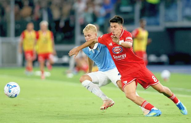 Echipa lui Rareș Ilie a produs ȘOCUL începutului de sezon în fotbalul european! Imagini dezolante pe stadionul legendar