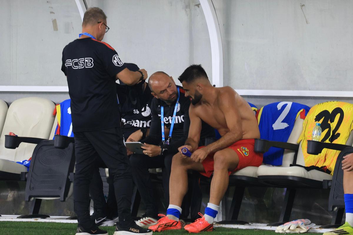 Mihai Stoica, vorbind la telefon, la pauza partidei dintre FCSB și FC Botoșani
