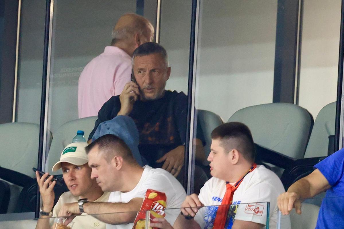 Mihai Stoica, vorbind la telefon, la pauza partidei dintre FCSB și FC Botoșani