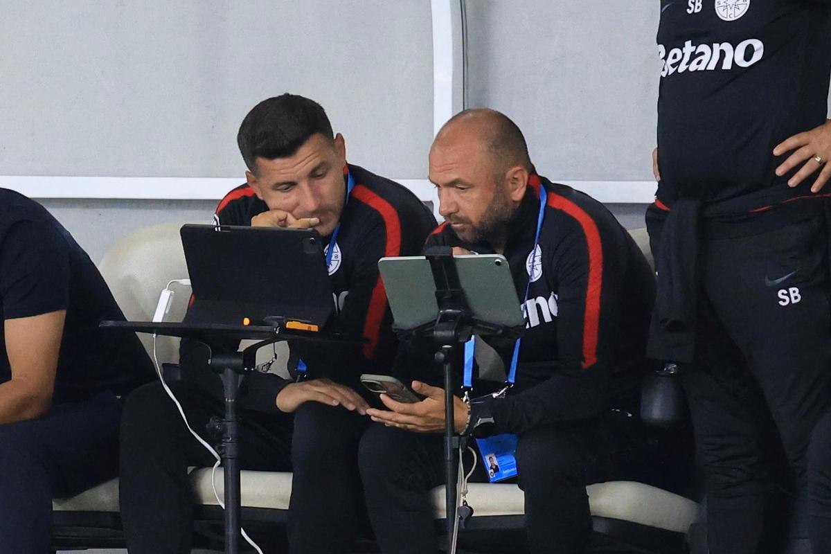 Mihai Stoica, vorbind la telefon, la pauza partidei dintre FCSB și FC Botoșani